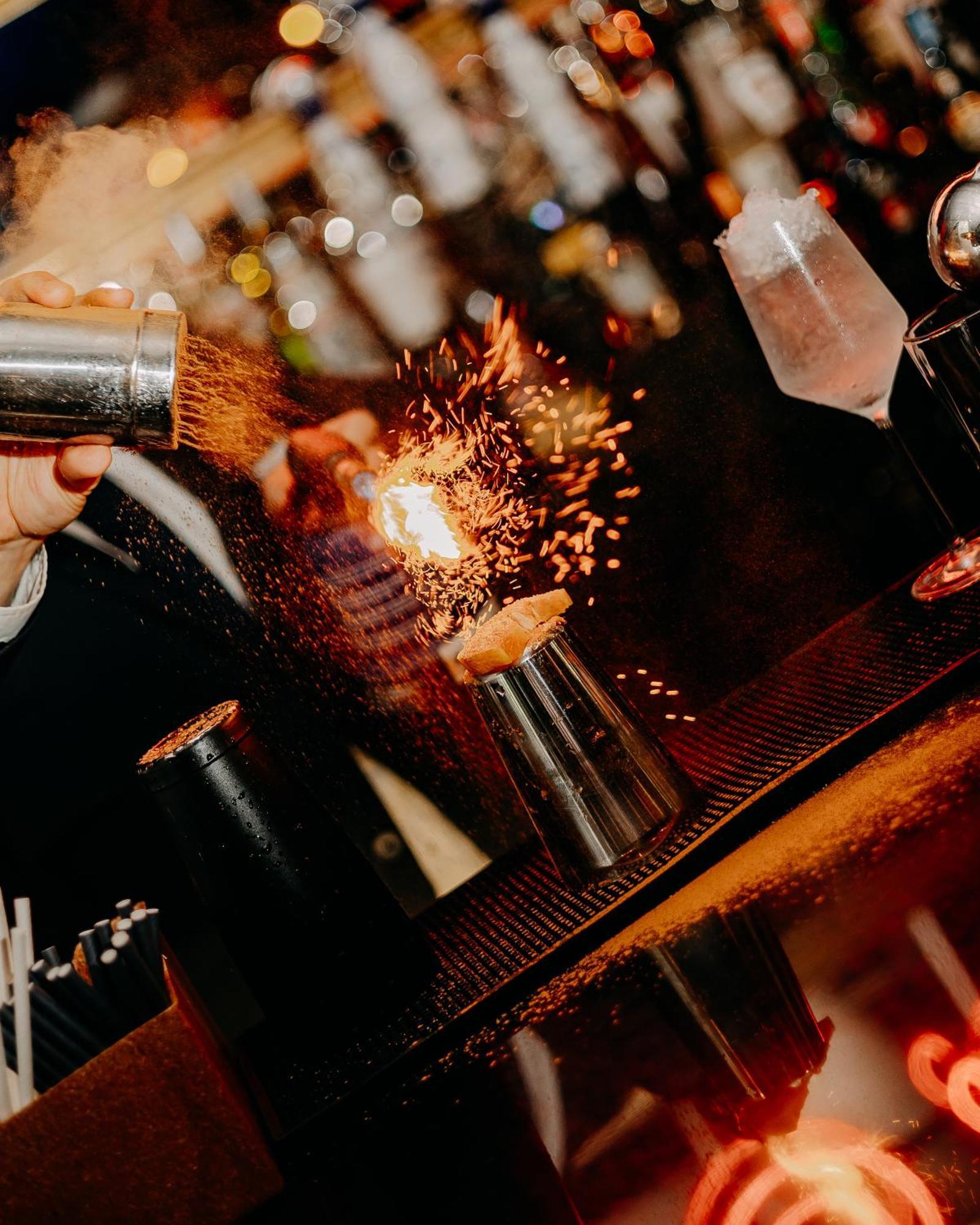 138 Liberdade Hotel Lisboa المظهر الخارجي الصورة A bartender using a cocktail gun to make a flaming shot