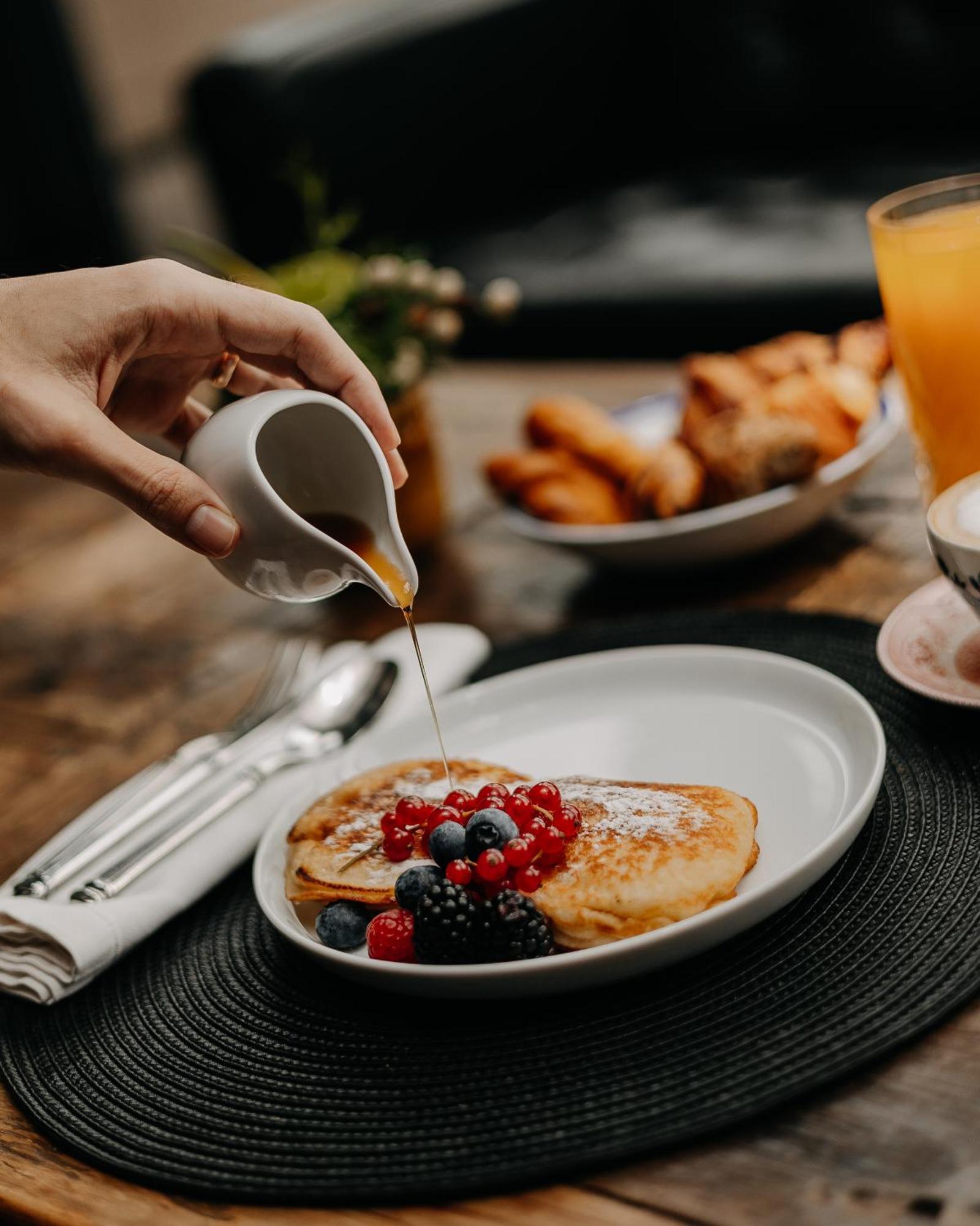 138 Liberdade Hotel Lisboa المظهر الخارجي الصورة Maple syrup being poured onto French toast